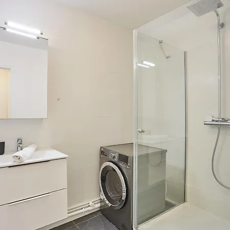 2 Bedroom Flat Centre De - Eiffel Tower View * Párizs