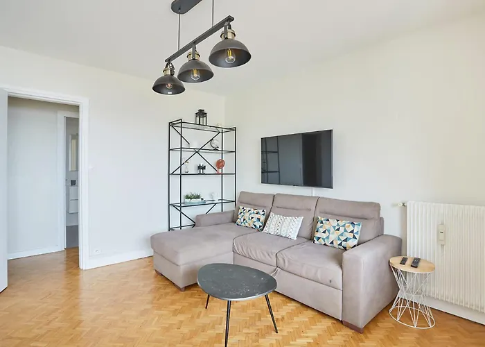 2 Bedroom Flat Centre De - Eiffel Tower View * Parigi