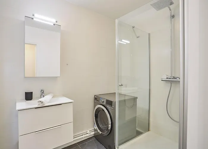 2 Bedroom Flat Centre De - Eiffel Tower View * Parigi